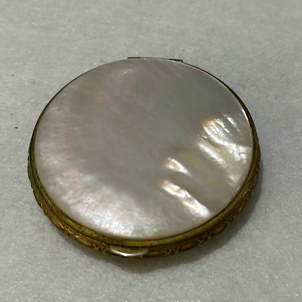 La mode vintage mother of pearl small compact